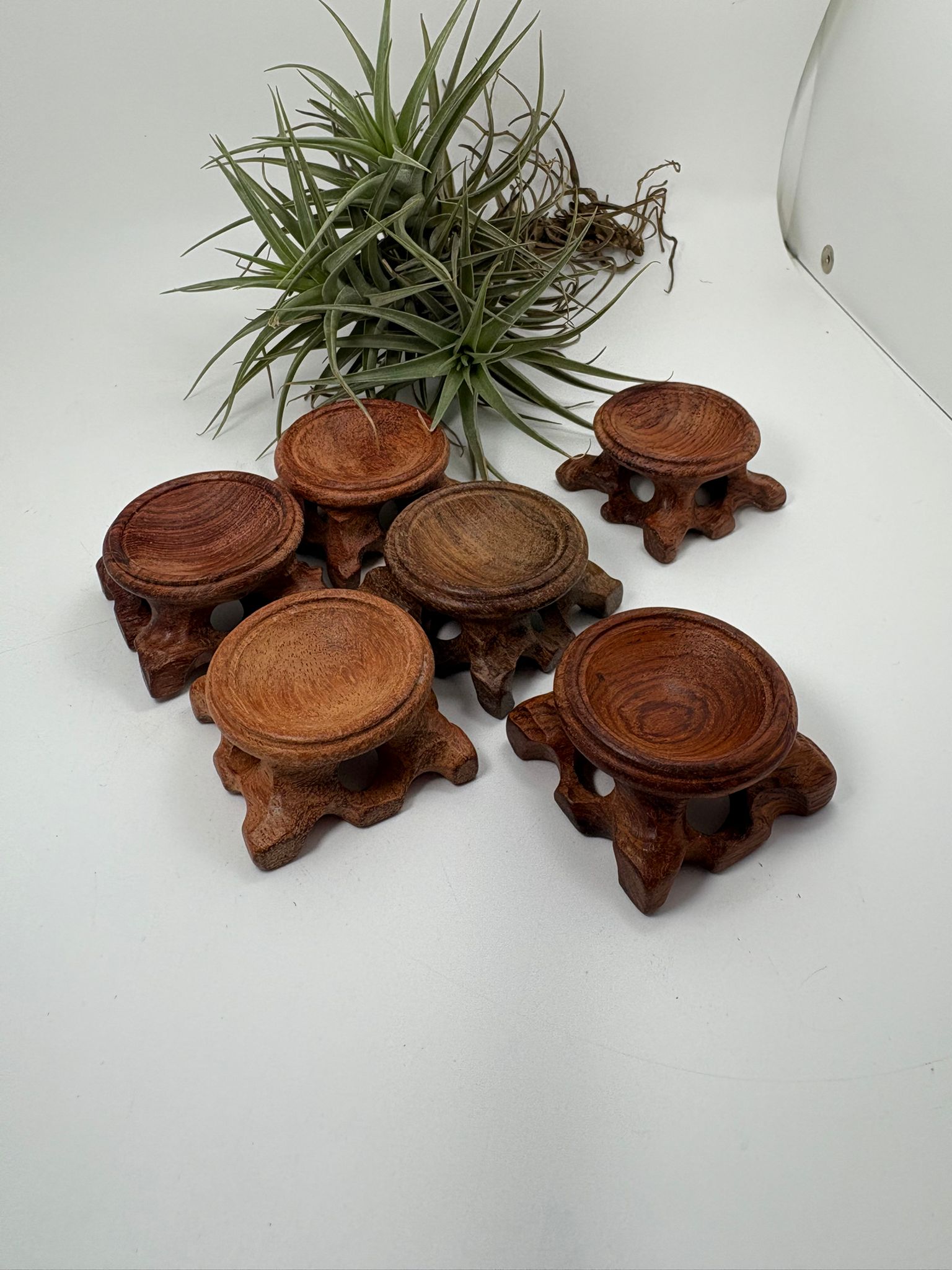 Base de madera para esferas medianas y grandes. Ideales para exponer minerales con estabilidad y un acabado natural decorativo.