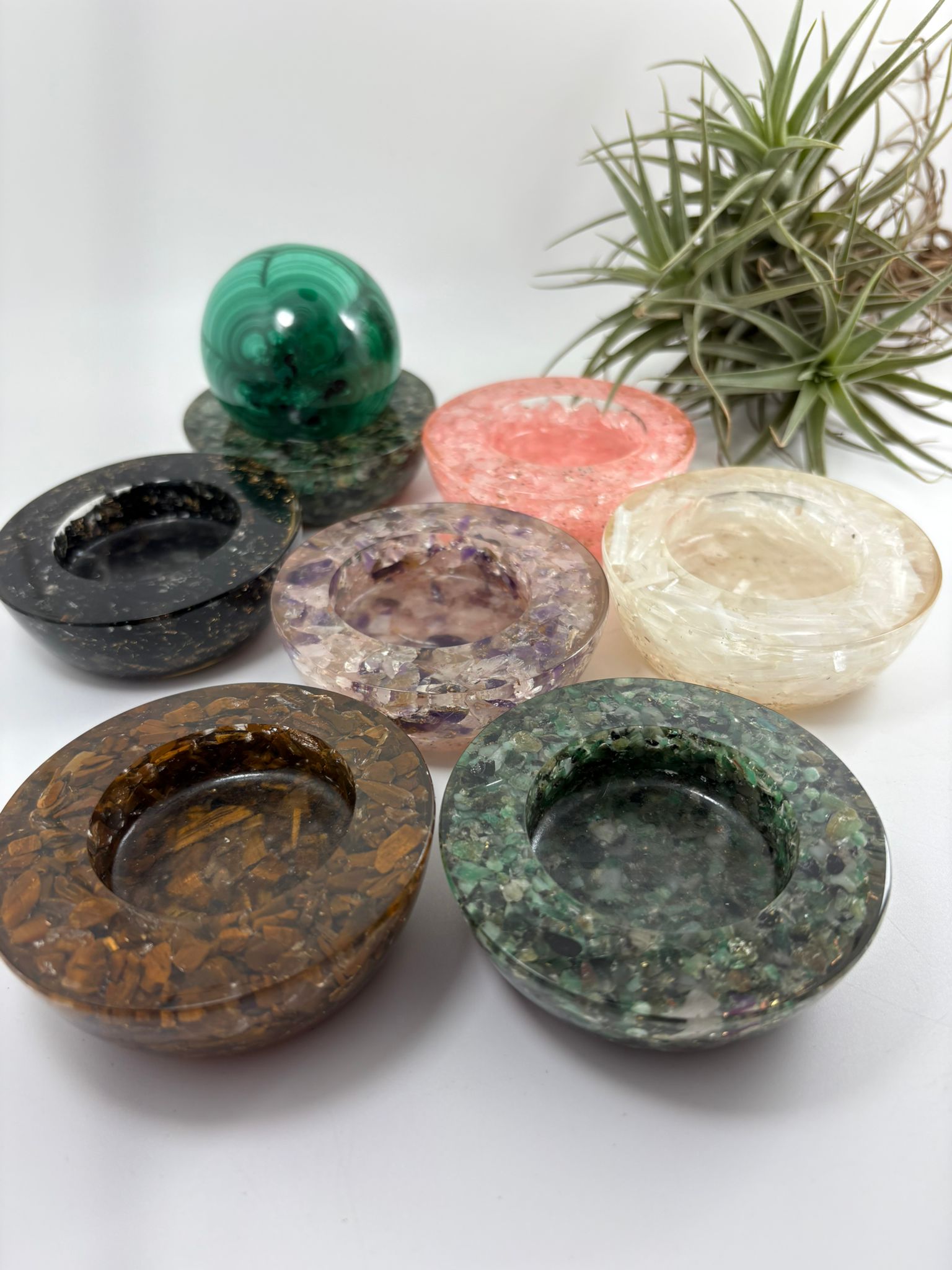 bases de resina con chips de minerales naturales para esferas de minerales 