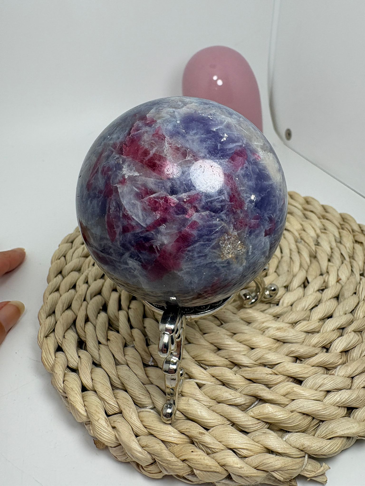 Esfera de lepidolita con inclusiones (piedra de unicornio)