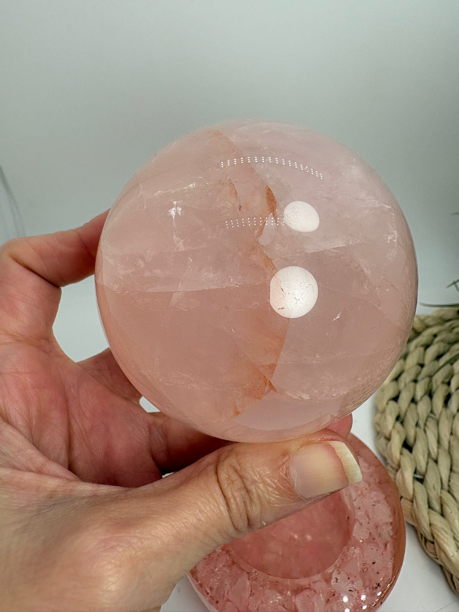 Esfera de cuarzo rosa natural de gran transparencia, con inclusiones de hierro. ideal para terapias de sanación, chakra corazón, amor y amor propio.
