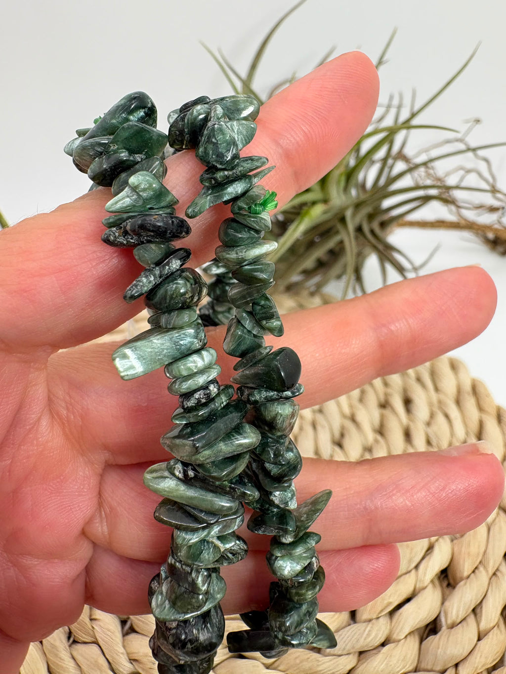 Pulsera de serafinita natural con chips pulidos