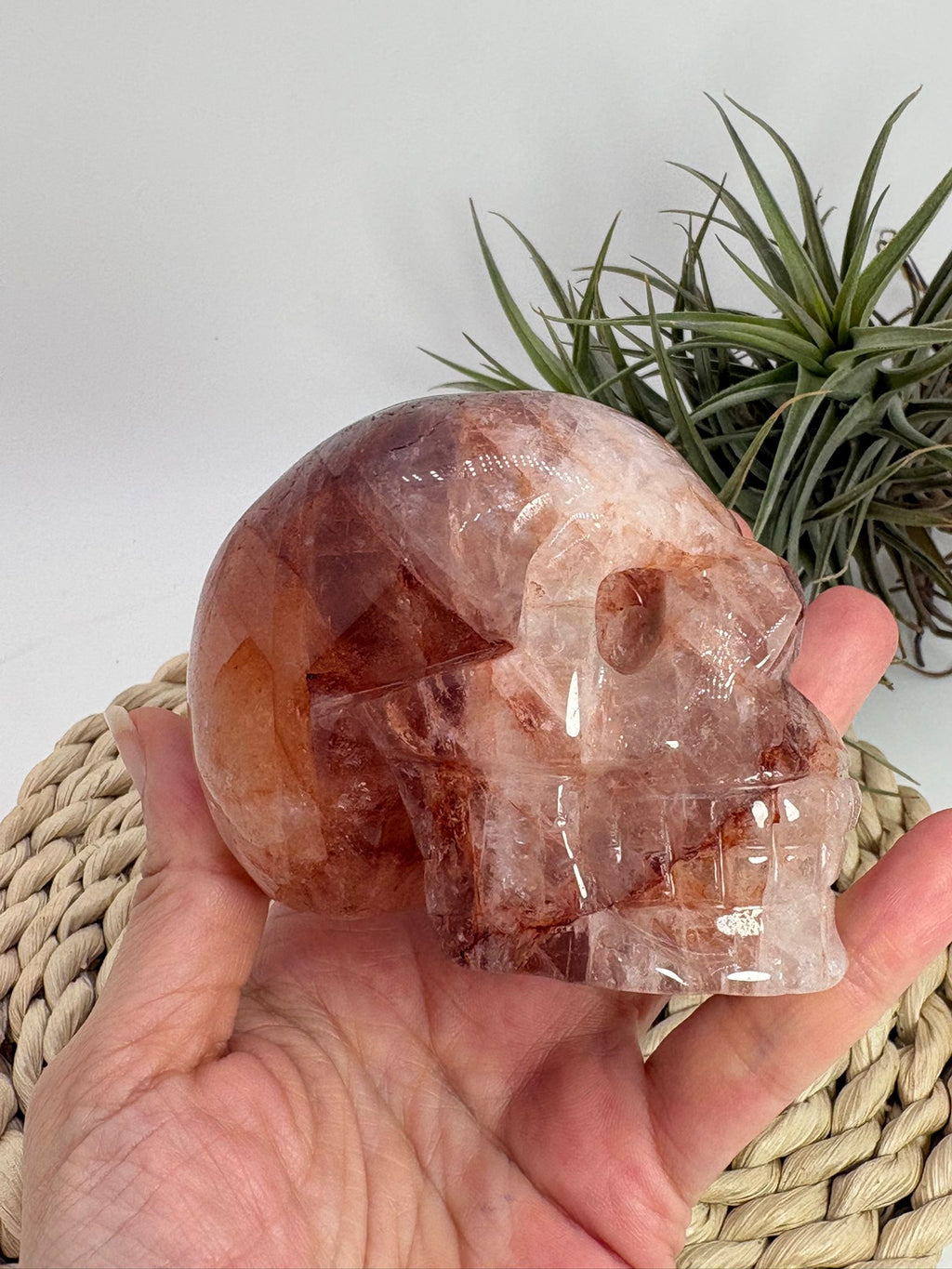 Calavera de cuarzo fuego natural con inclusiones de hematite y hierro. Pieza única de gran belleza y energía.