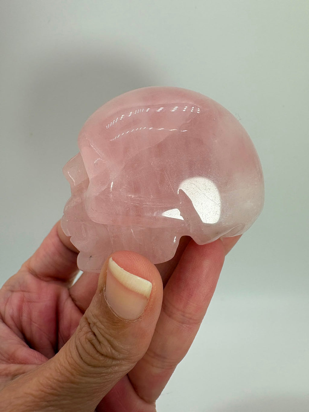Calavera de cuarzo rosa natural tallada. Pieza única de suave color rosado, ideal para colección, decoración, meditación y amantes de los minerales.