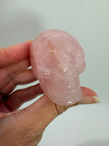 Calavera de cuarzo rosa natural tallada. Pieza única de suave color rosado, ideal para colección, decoración, meditación y amantes de los minerales.