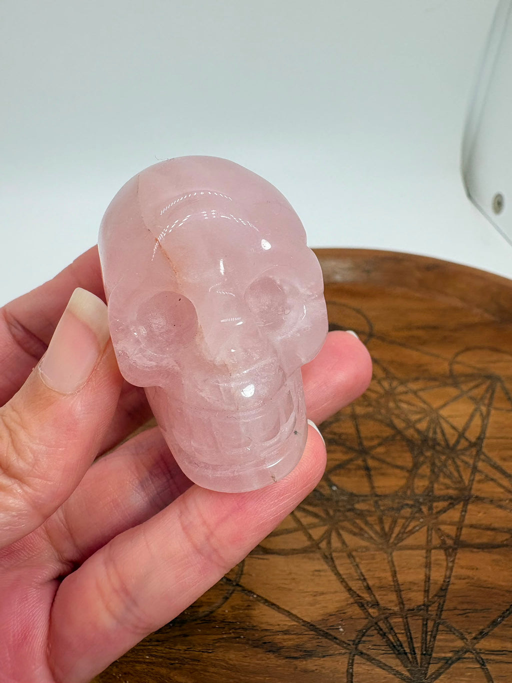 Calavera de cuarzo rosa natural tallada. Pieza única de suave color rosado, ideal para colección, decoración, meditación y amantes de los minerales.