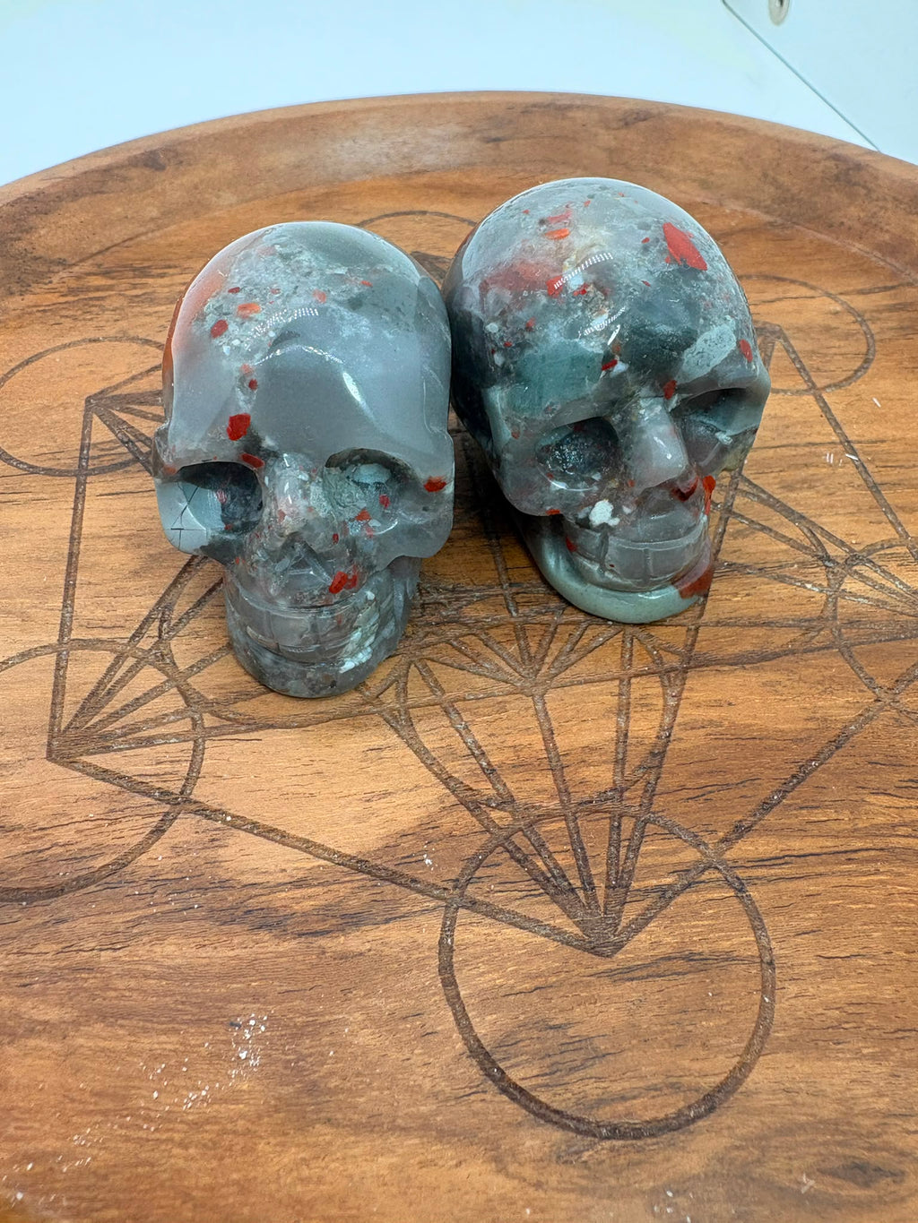 Calavera de jaspe heliotropo natural pulida. Mineral con tonos verdes e inclusiones rojizas. Ideal para colección, decoración o regalo especial.