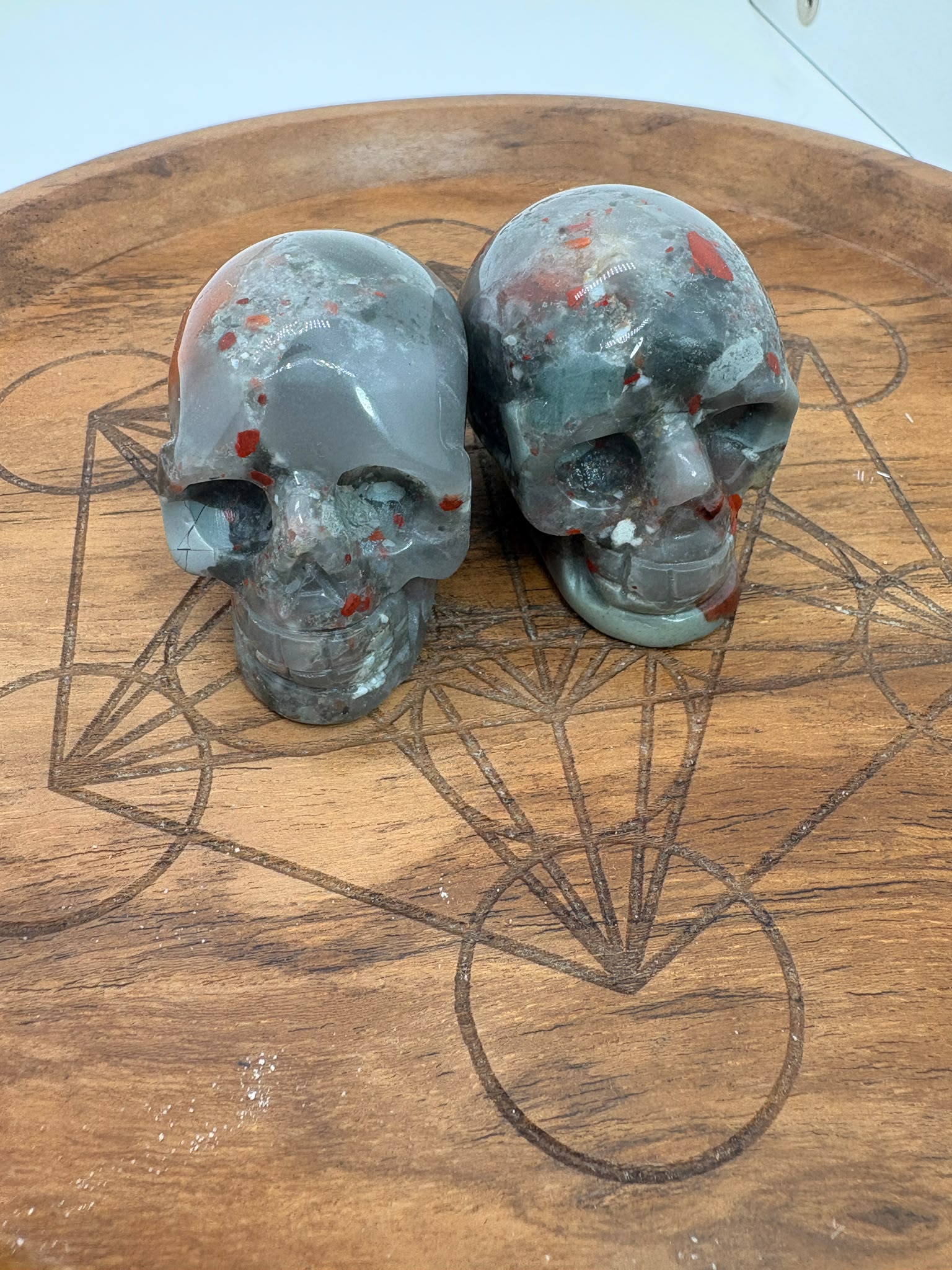 Calavera de jaspe heliotropo natural pulida. Mineral con tonos verdes e inclusiones rojizas. Ideal para colección, decoración o regalo especial.