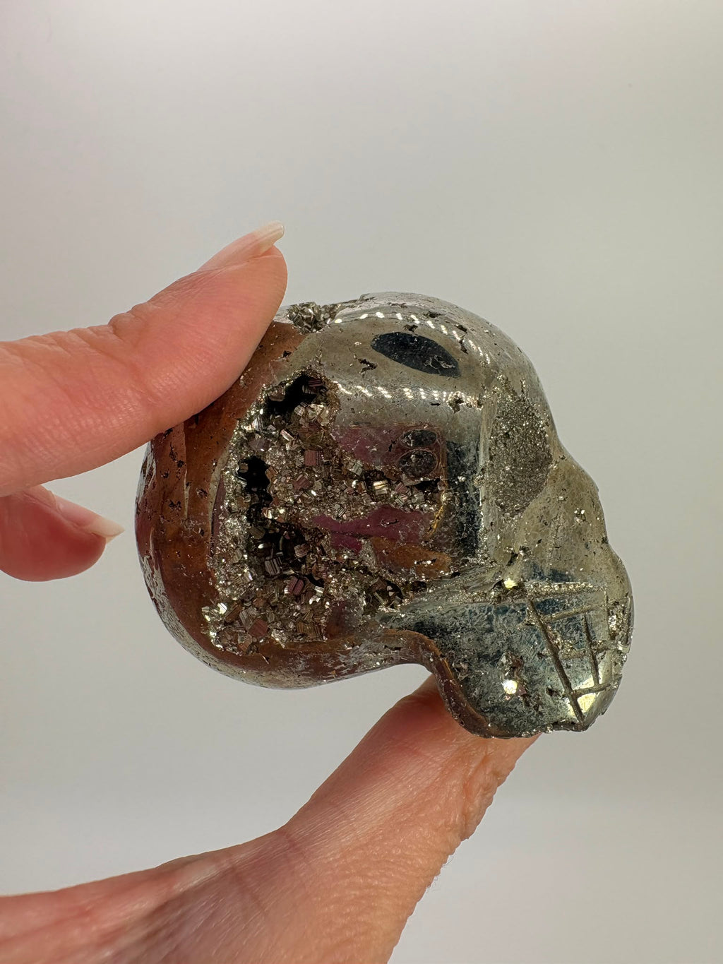 Calavera de pirita natural con drusa de cristales. Pieza única de 6 × 4,5 cm, ideal para colección, decoración y amantes de los minerales naturales.