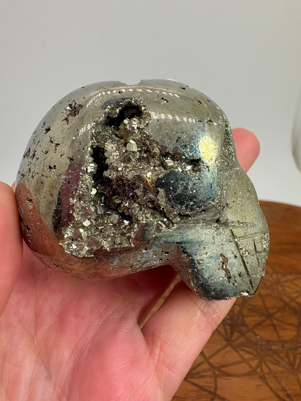 Calavera de pirita natural con drusa de cristales. Pieza única de 6 × 4,5 cm, ideal para colección, decoración y amantes de los minerales naturales.
