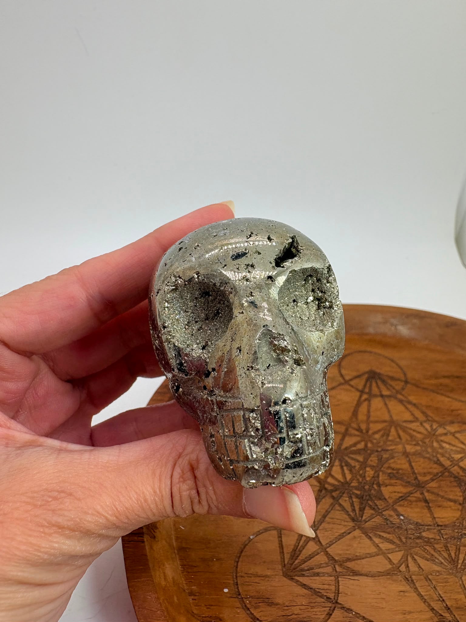 Calavera de pirita natural con drusa de cristales. Pieza única de 6 × 4,5 cm, ideal para colección, decoración y amantes de los minerales naturales.