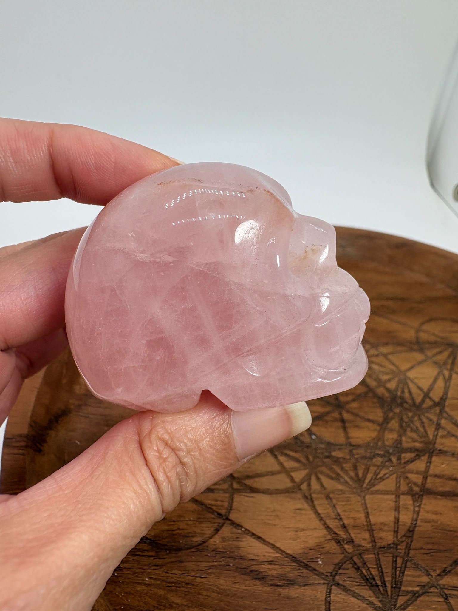 Calavera de cuarzo rosa natural tallada. Pieza única de suave color rosado, ideal para colección, decoración, meditación y amantes de los minerales.