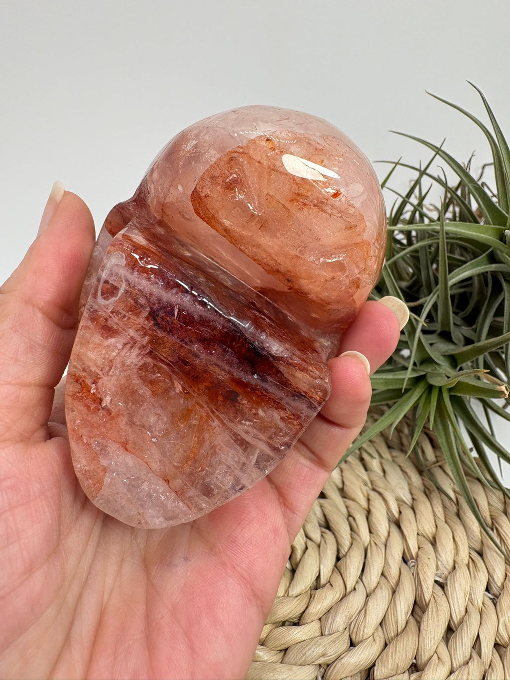 Calavera de cuarzo fuego natural con inclusiones de hematite y hierro. Pieza única de gran belleza y energía.