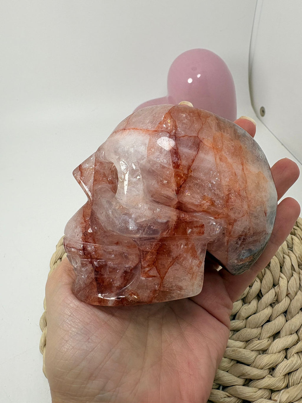 Calavera tallada en cuarzo fuego natural con preciosas inclusiones de hematite y arrastres de hierro que crean tonos rojizos y dibujos internos únicos.