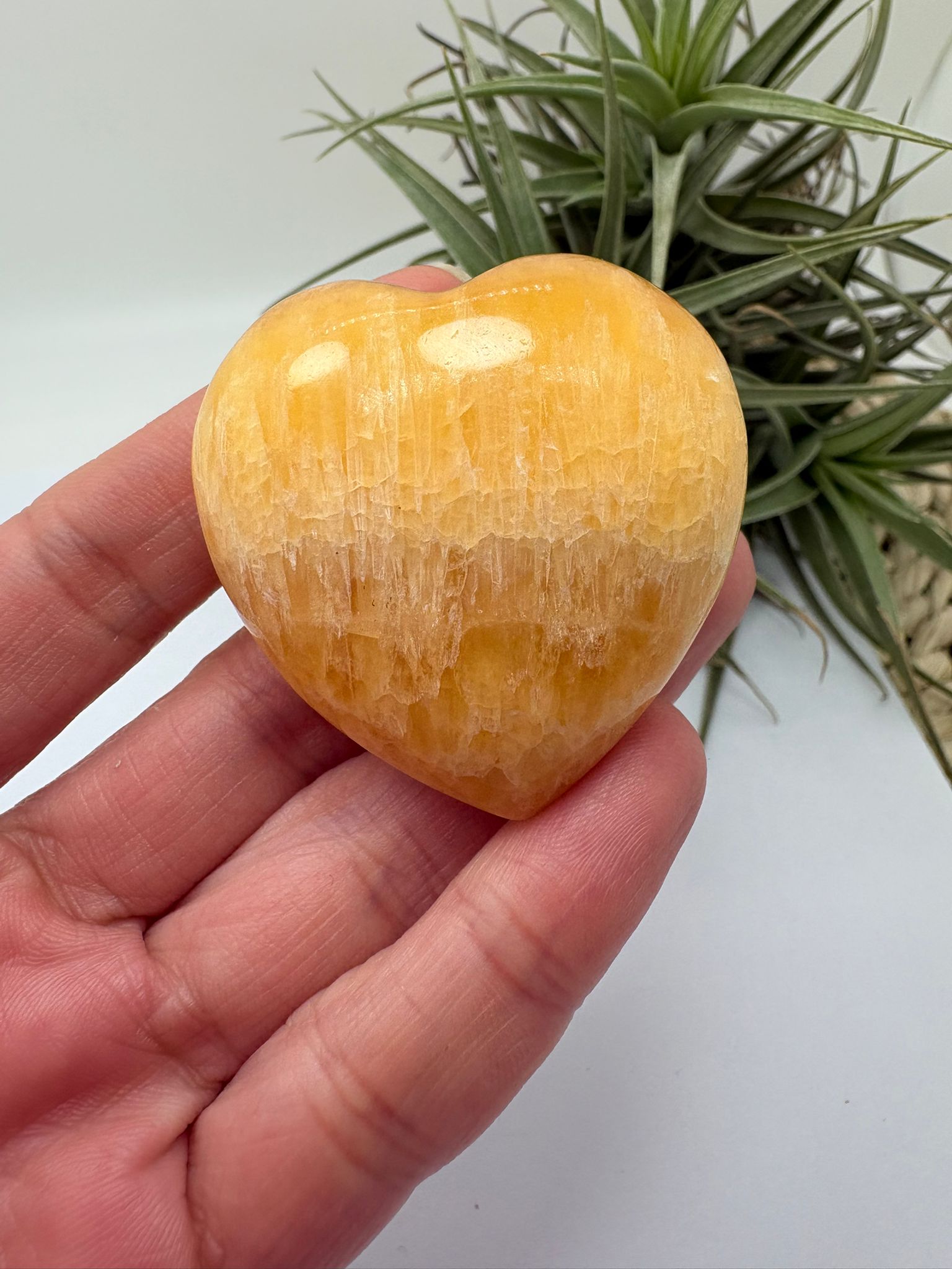 corazón de calcita amarilla natural ideal para energía positiva, decoración y equilibrio del chakra plexo solar pieza única
