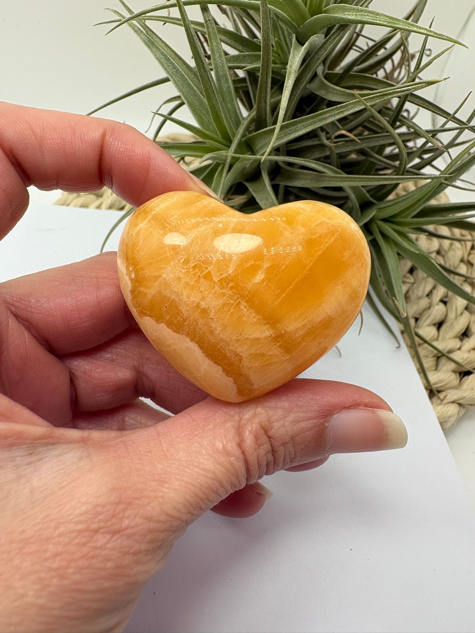 corazón de calcita amarilla natural ideal para energía positiva, decoración y equilibrio del chakra plexo solar pieza única