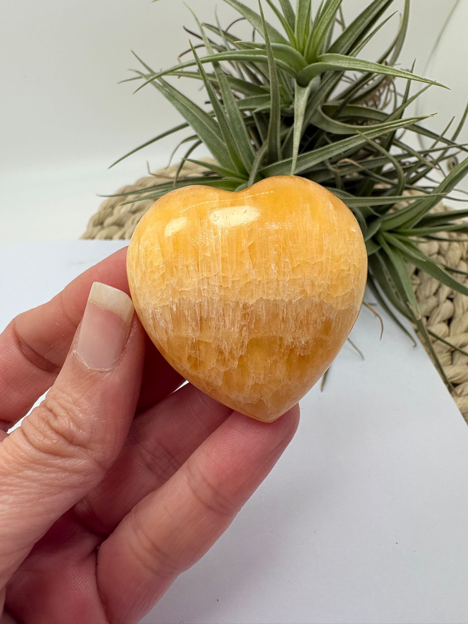corazón de calcita amarilla natural ideal para energía positiva, decoración y equilibrio del chakra plexo solar pieza única