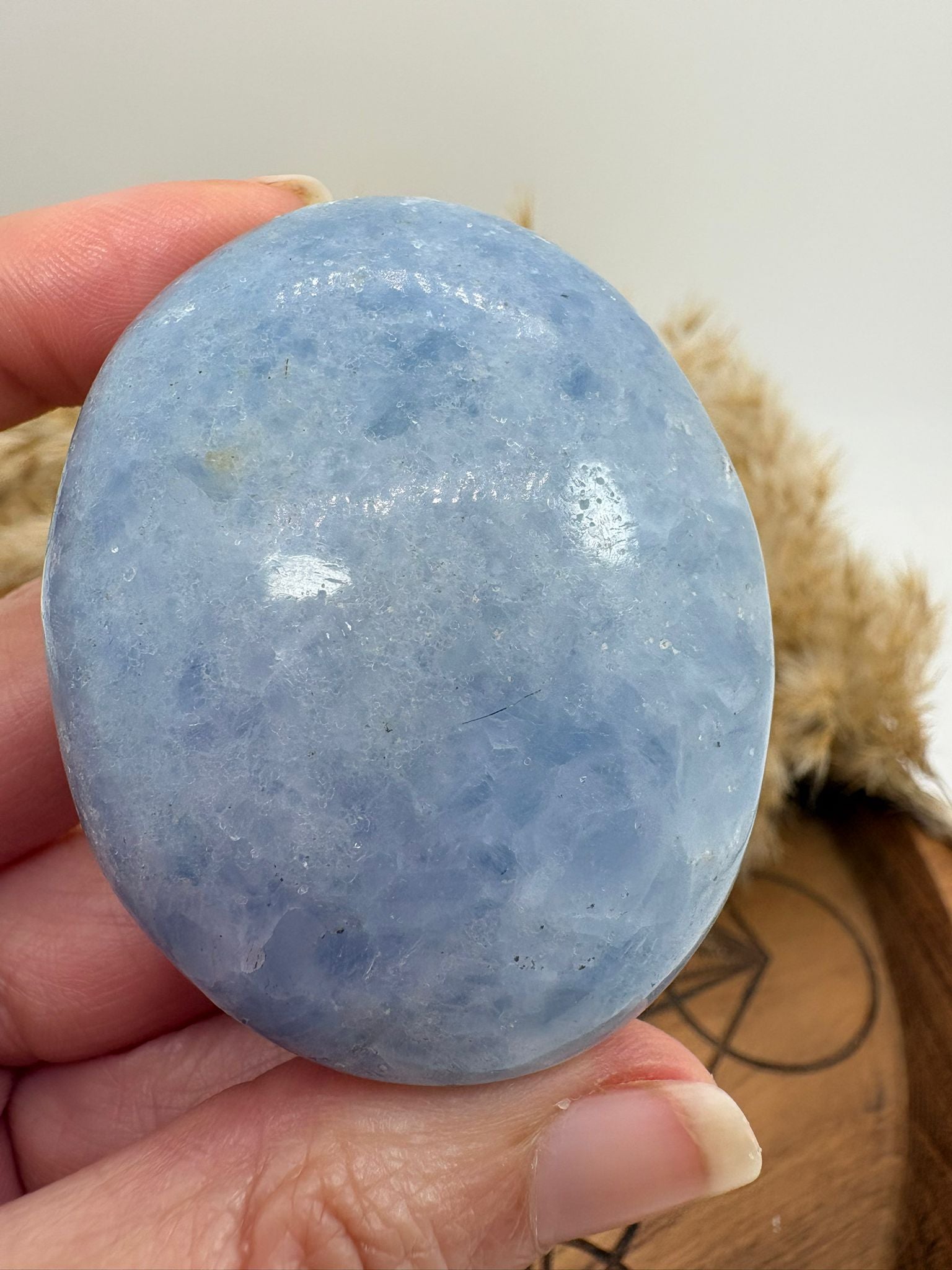 Palmstone de calcita azul natural, piedra de paz interior ideal para favorecer el descanso, el sueño y la comunicación emocional.