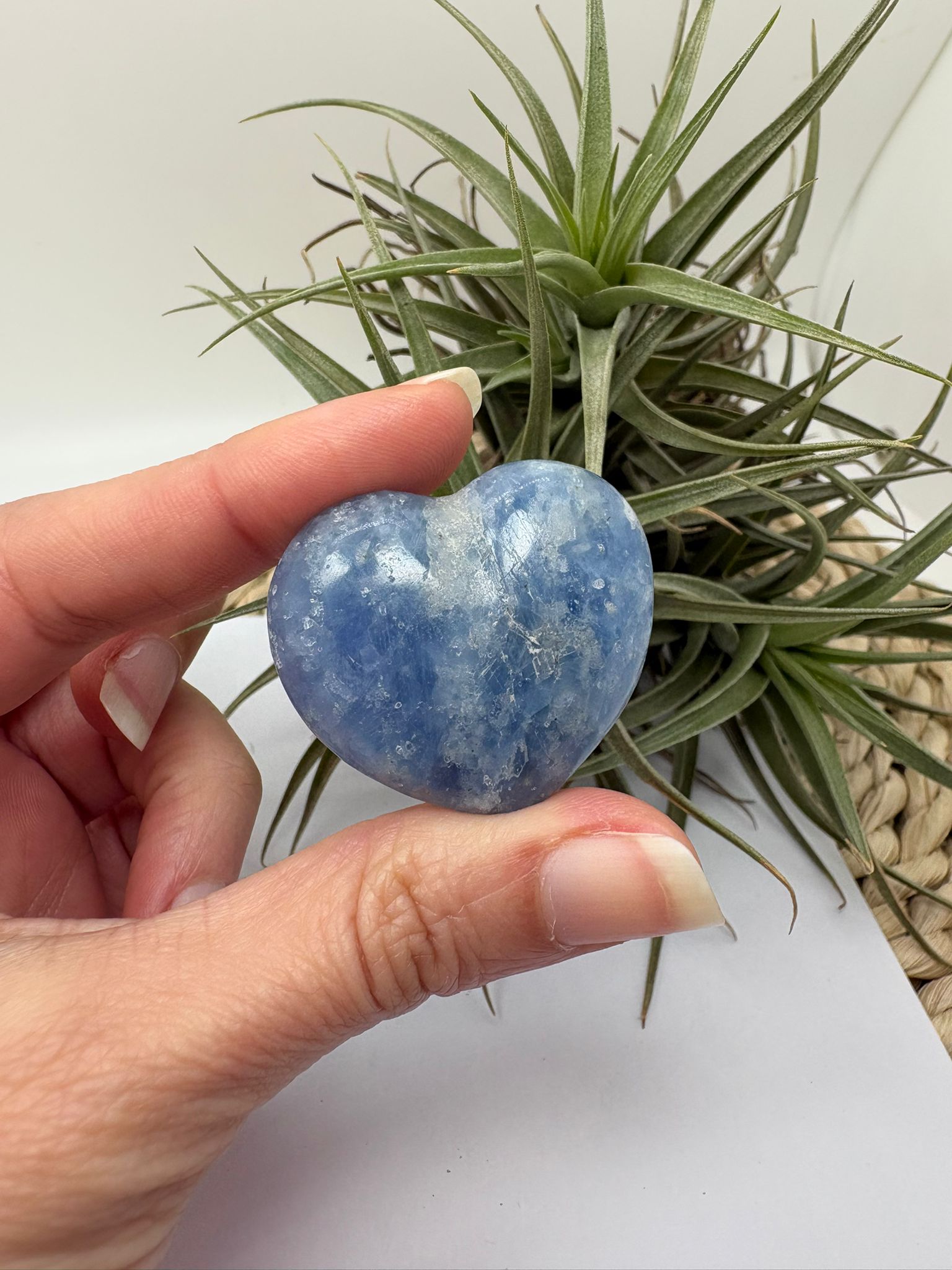 Corazón de calcita azul natural. Piedra pulida ideal para aportar calma, reducir el estrés y favorecer la relajación emocional. 