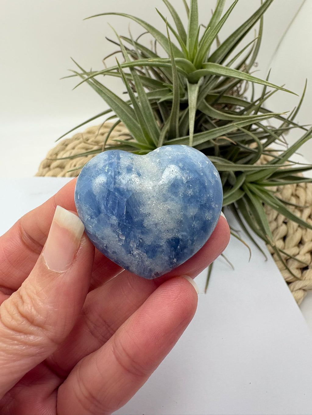 Corazón de calcita azul natural. Piedra pulida ideal para aportar calma, reducir el estrés y favorecer la relajación emocional. 