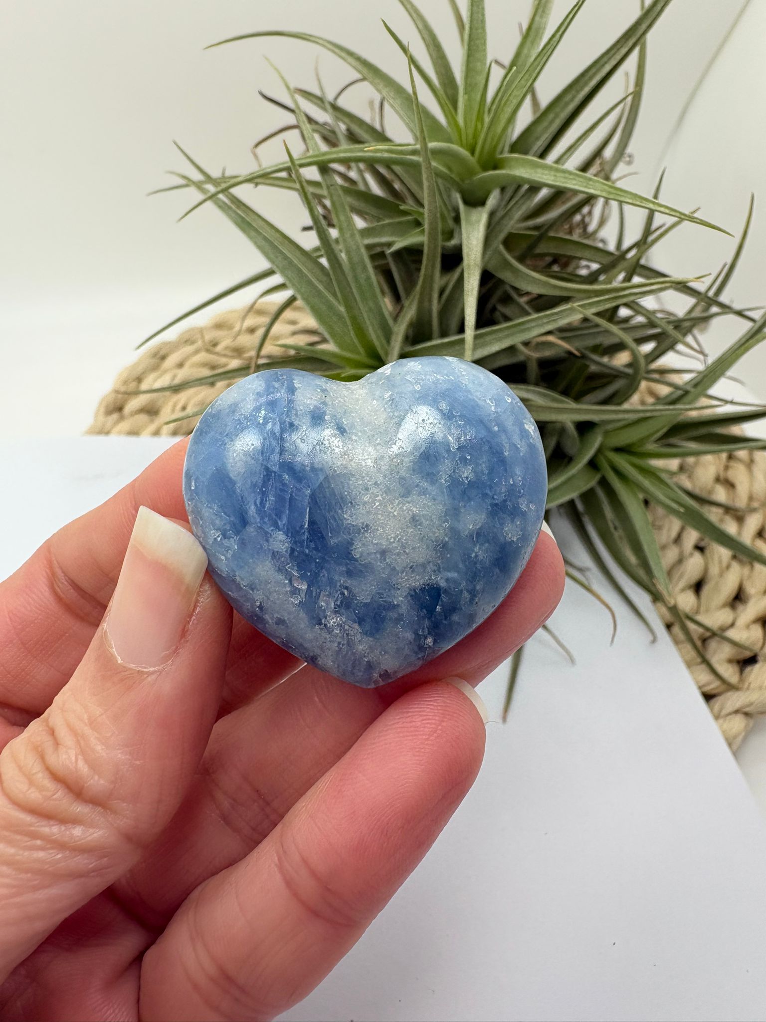 Corazón de calcita azul natural. Piedra pulida ideal para aportar calma, reducir el estrés y favorecer la relajación emocional. 