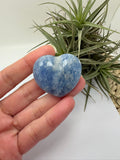 Corazón de calcita azul natural. Piedra pulida ideal para aportar calma, reducir el estrés y favorecer la relajación emocional. 