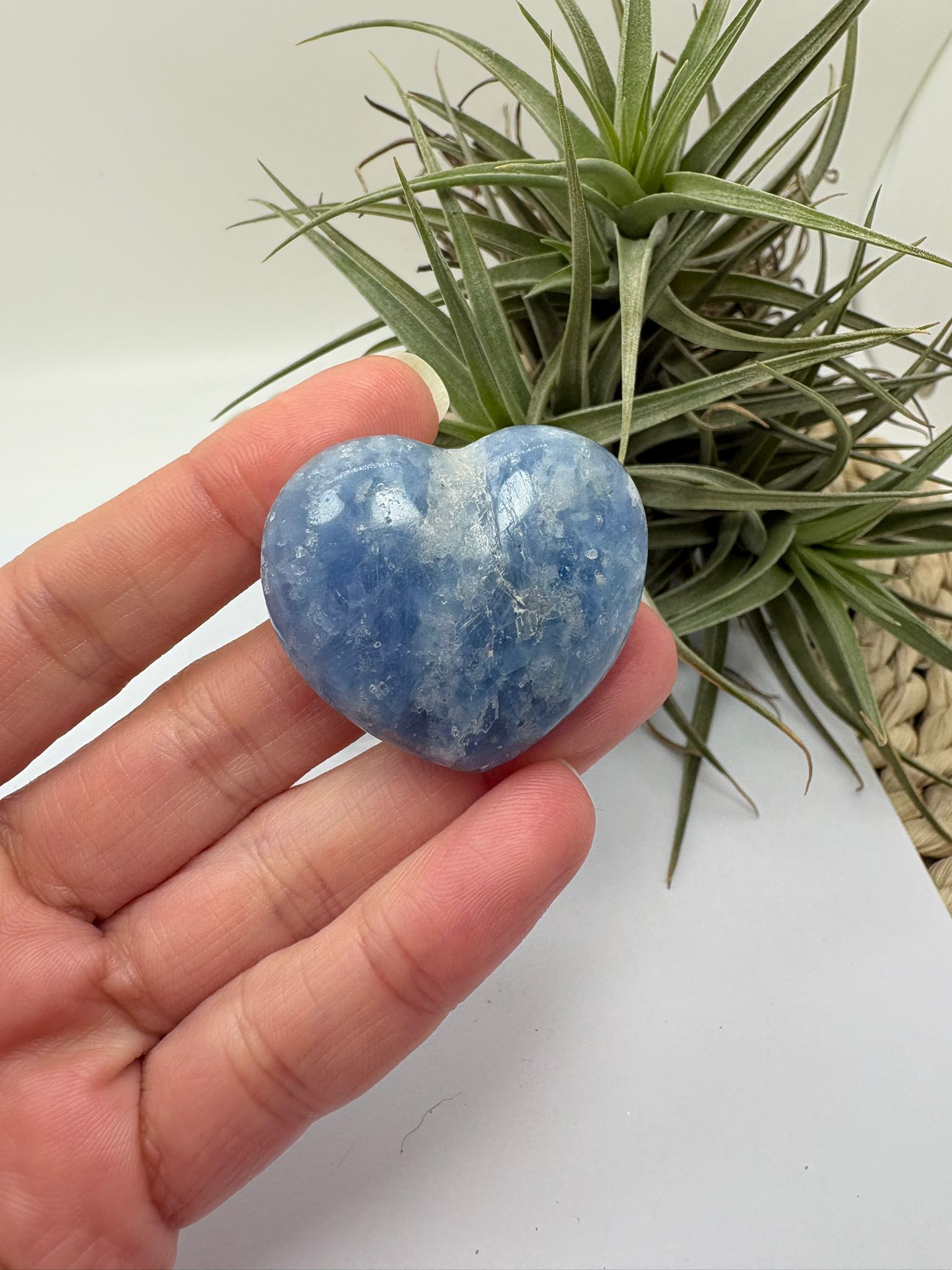 Corazón de calcita azul natural. Piedra pulida ideal para aportar calma, reducir el estrés y favorecer la relajación emocional. 