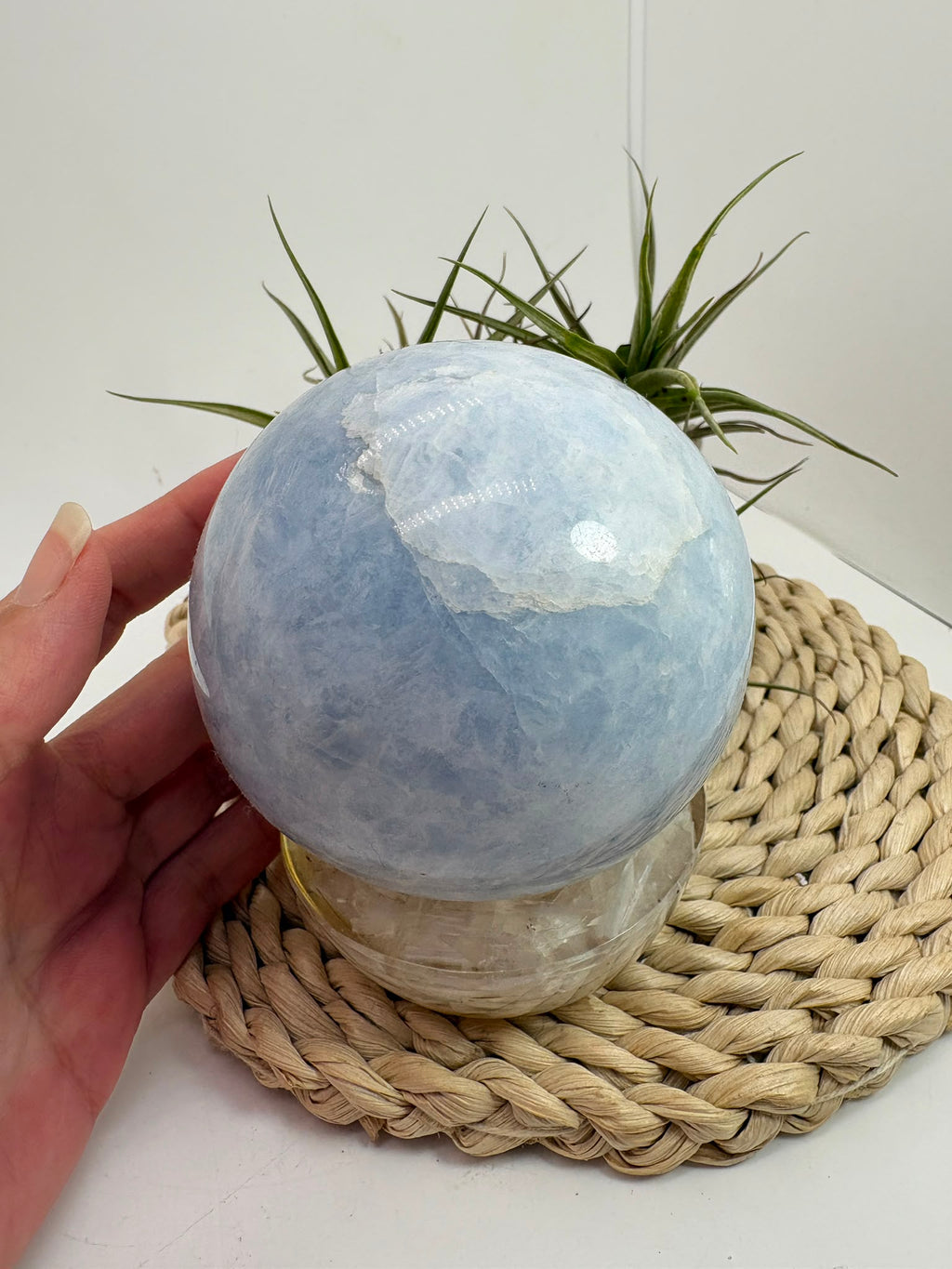 Esfera de calcita azul natural de tonos suaves, asociada con la calma, la relajación, la comunicación y la claridad mental. Pieza única.