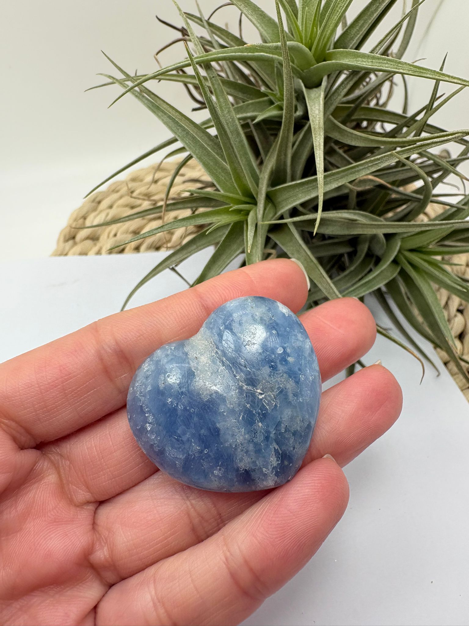 Corazón de calcita azul natural. Piedra pulida ideal para aportar calma, reducir el estrés y favorecer la relajación emocional. 