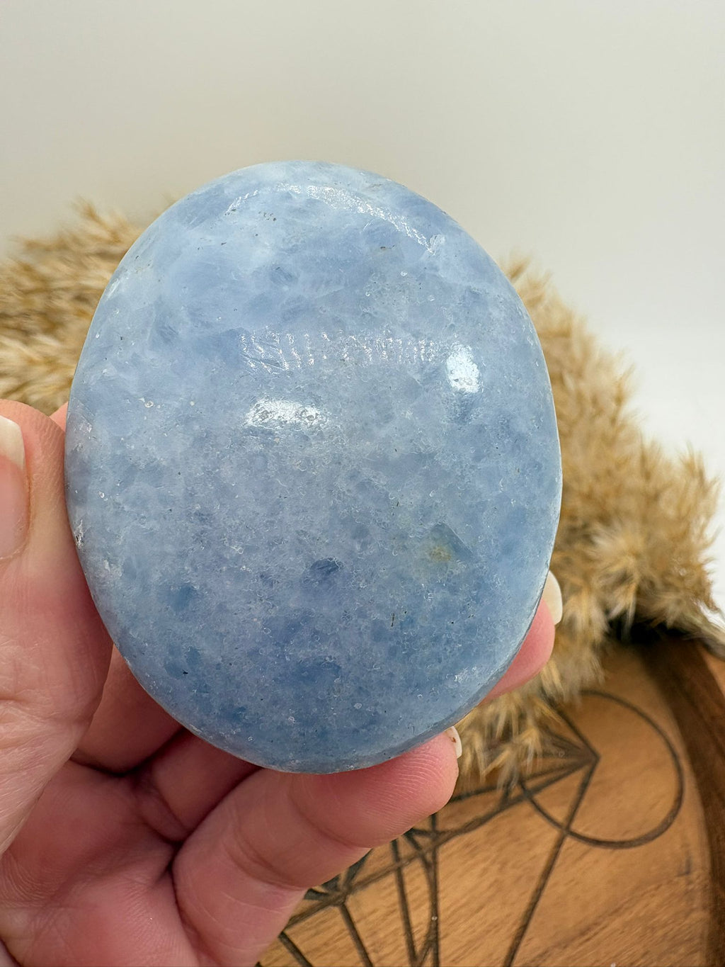 Palmstone de calcita azul natural, piedra de paz interior ideal para favorecer el descanso, el sueño y la comunicación emocional.