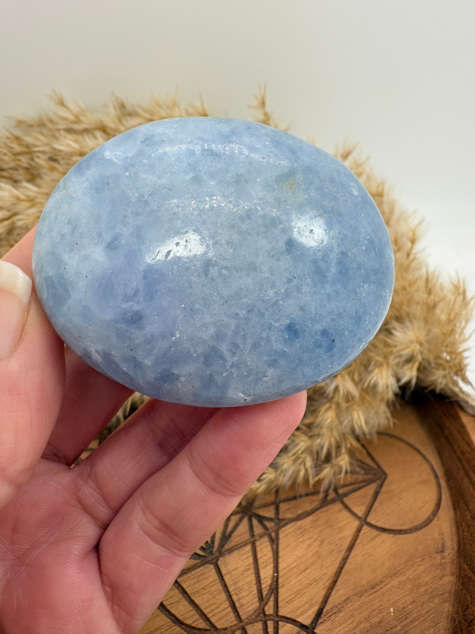 Palmstone de calcita azul natural, piedra de paz interior ideal para favorecer el descanso, el sueño y la comunicación emocional.