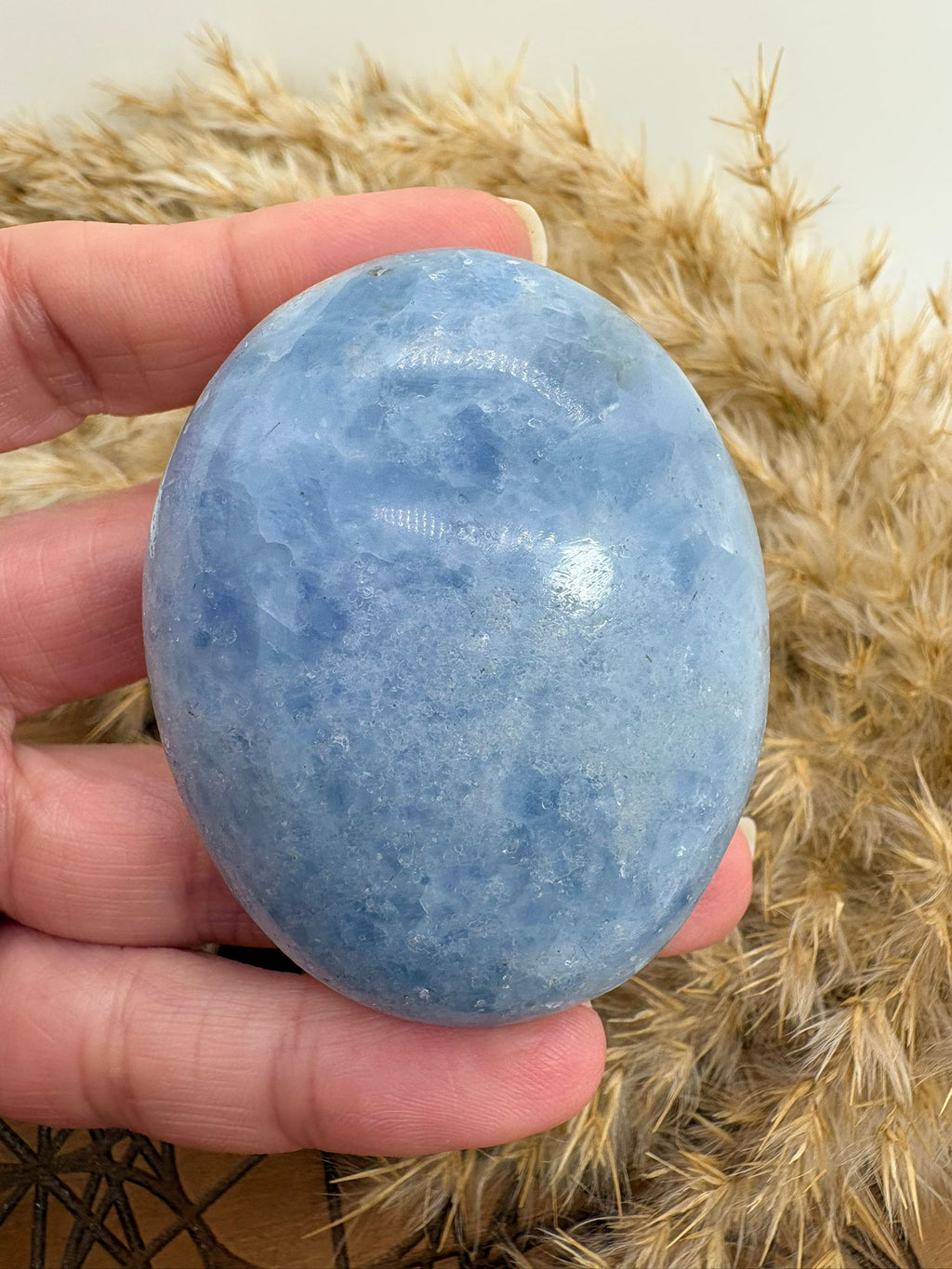 Palmstone de calcita azul natural, piedra de paz interior ideal para favorecer el descanso, el sueño y la comunicación emocional.