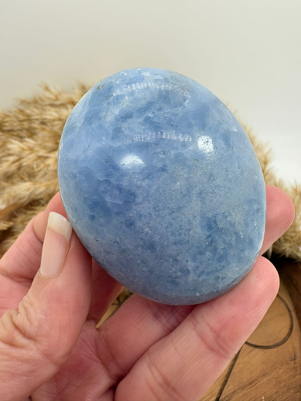 Palmstone de calcita azul natural, piedra de paz interior ideal para favorecer el descanso, el sueño y la comunicación emocional.