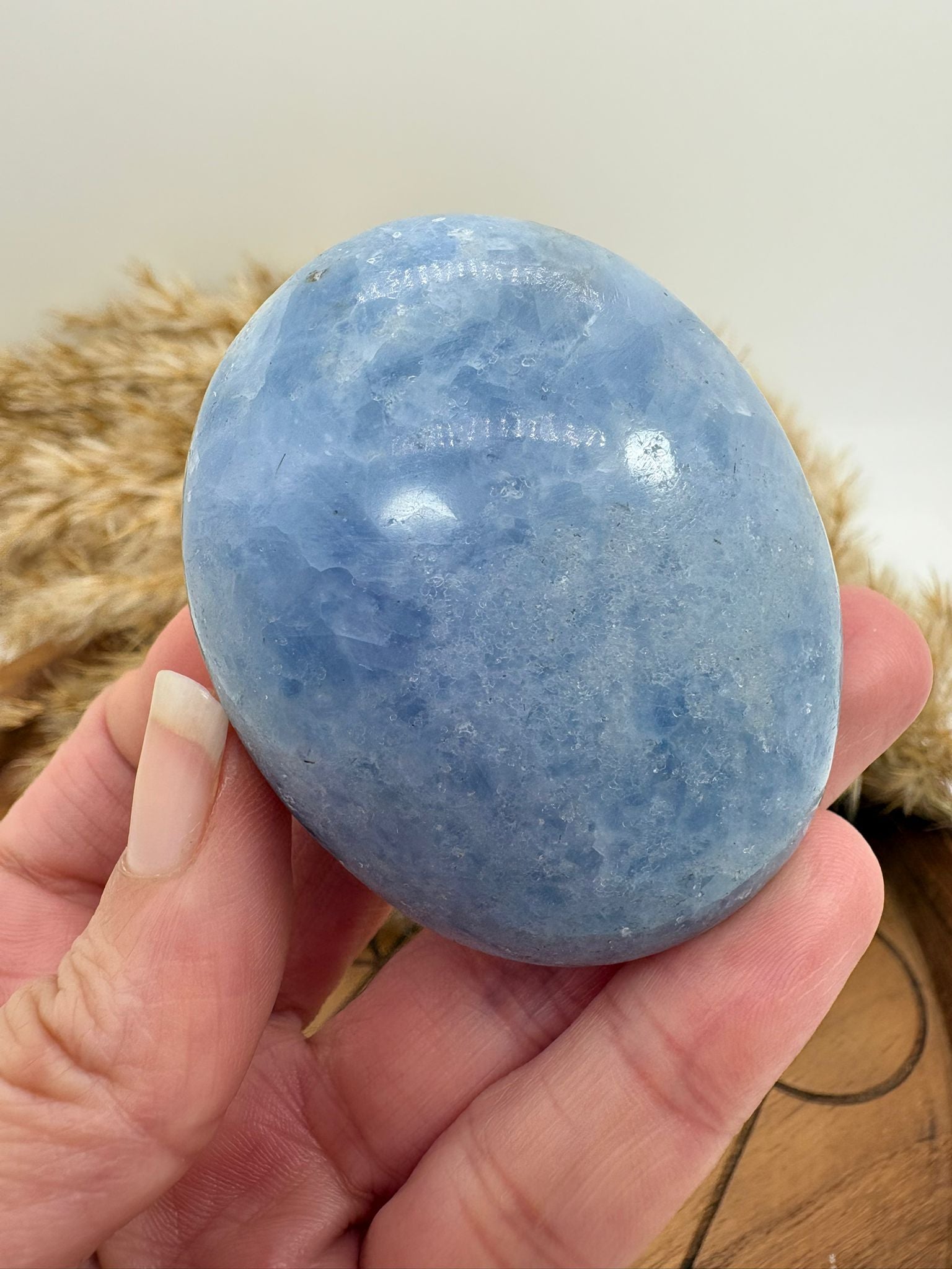 Palmstone de calcita azul natural, piedra de paz interior ideal para favorecer el descanso, el sueño y la comunicación emocional.