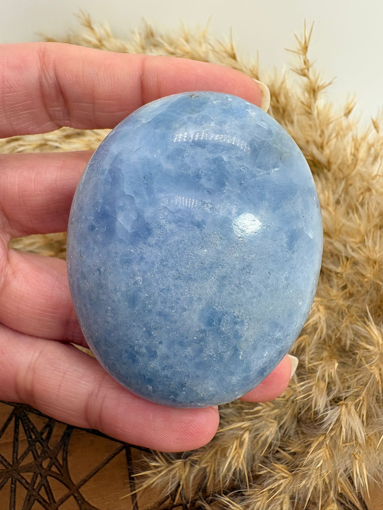 Palmstone de calcita azul natural, piedra de paz interior ideal para favorecer el descanso, el sueño y la comunicación emocional.