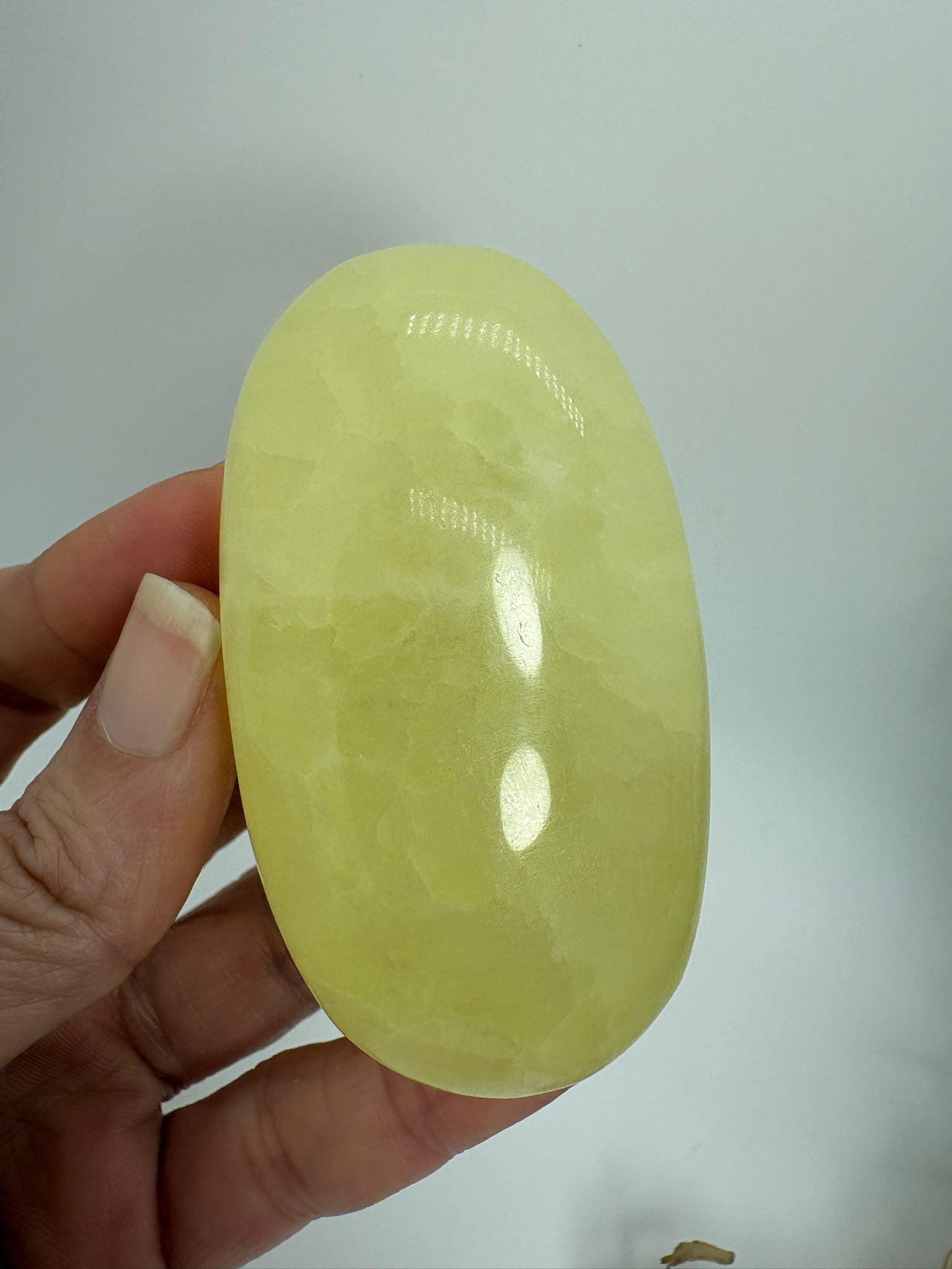 Palmstone de calcita amarilla de Pakistán. Piedra energética que aporta alegría, motivación y claridad mental. Ideal para meditación y equilibrio emocional.