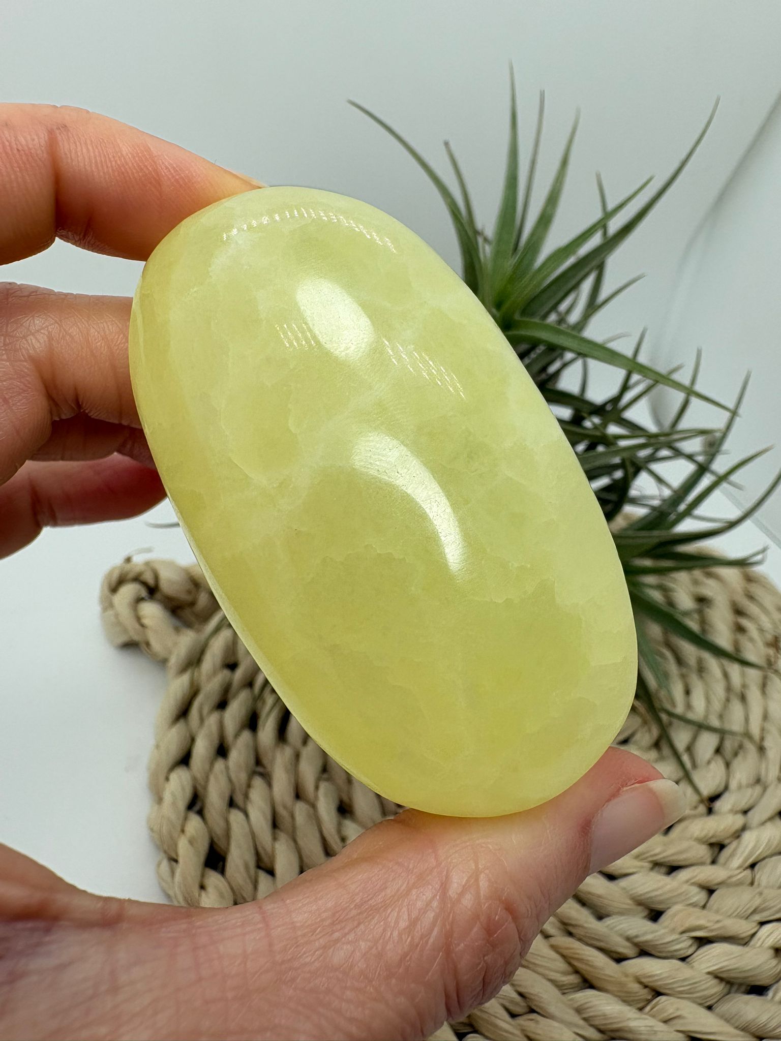 Palmstone de calcita amarilla de Pakistán. Piedra energética que aporta alegría, motivación y claridad mental. Ideal para meditación y equilibrio emocional.