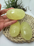 Palmstone de calcita amarilla de Pakistán. Piedra energética que aporta alegría, motivación y claridad mental. Ideal para meditación y equilibrio emocional.