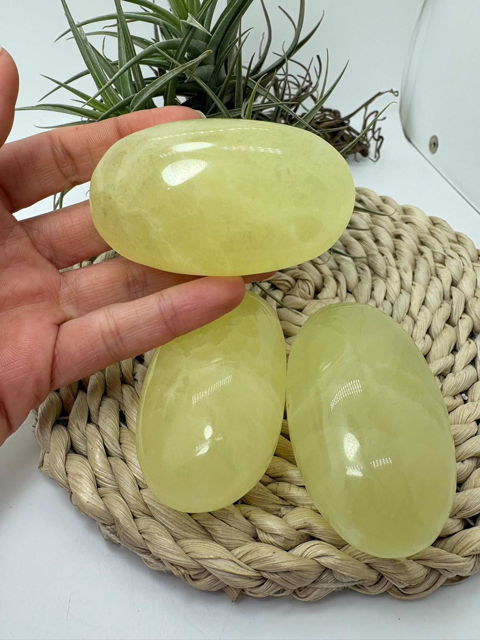 Palmstone de calcita amarilla de Pakistán. Piedra energética que aporta alegría, motivación y claridad mental. Ideal para meditación y equilibrio emocional.