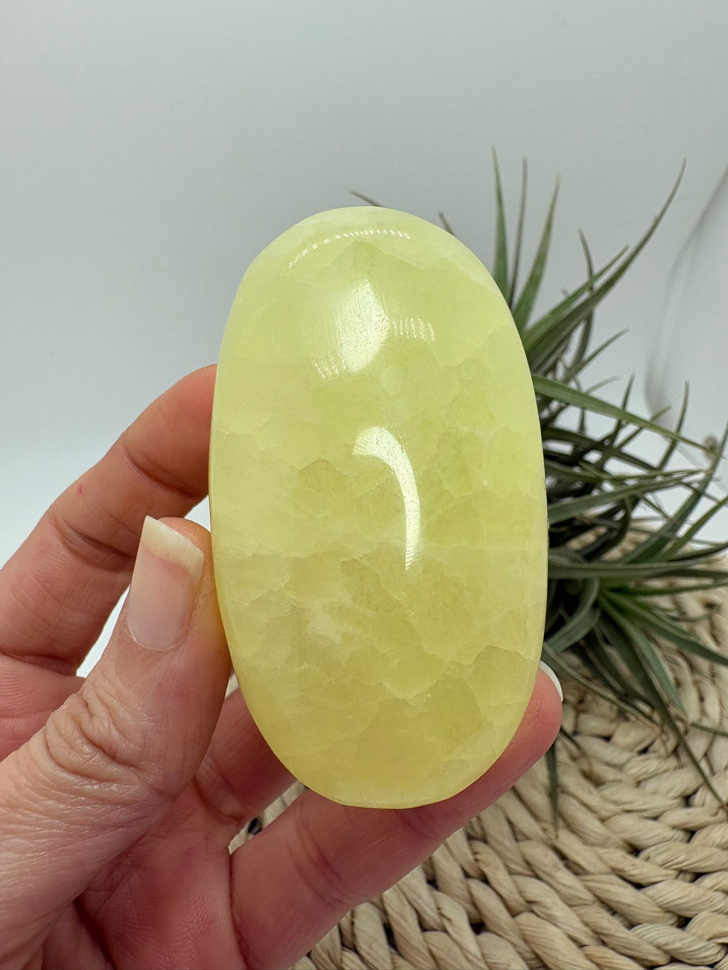 Palmstone de calcita amarilla de Pakistán. Piedra energética que aporta alegría, motivación y claridad mental. Ideal para meditación y equilibrio emocional.