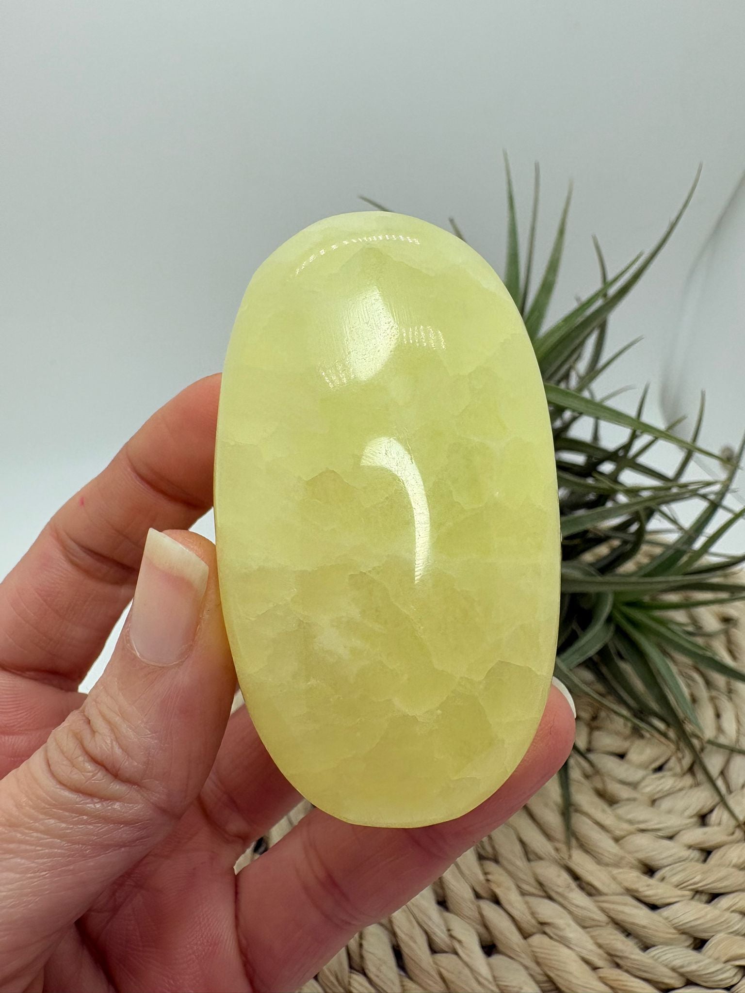 Palmstone de calcita amarilla de Pakistán. Piedra energética que aporta alegría, motivación y claridad mental. Ideal para meditación y equilibrio emocional.