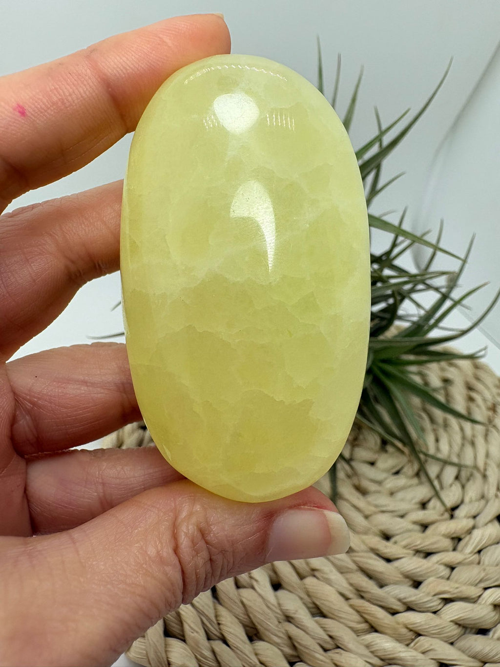 Palmstone de calcita amarilla de Pakistán. Piedra energética que aporta alegría, motivación y claridad mental. Ideal para meditación y equilibrio emocional.