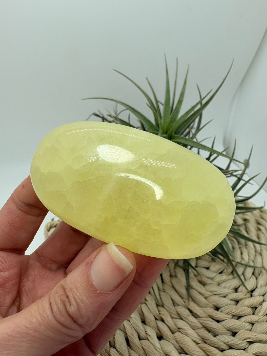 Palmstone de calcita amarilla de Pakistán. Piedra energética que aporta alegría, motivación y claridad mental. Ideal para meditación y equilibrio emocional.