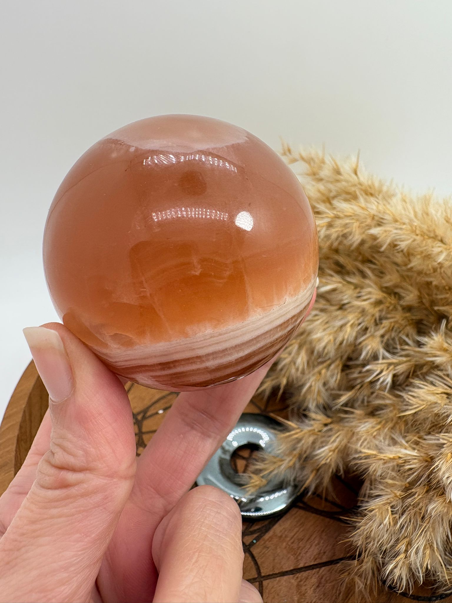 Hermosa esfera de calcita miel natural pulida, con tonos dorados y cálidos característicos de este mineral. Cada pieza presenta vetas y matices únicos formados de manera natural durante millones de años.

La calcita miel es una piedra muy apreciada en el mundo de los minerales por su energía revitalizante y su capacidad para aportar confianza, claridad mental y motivación.