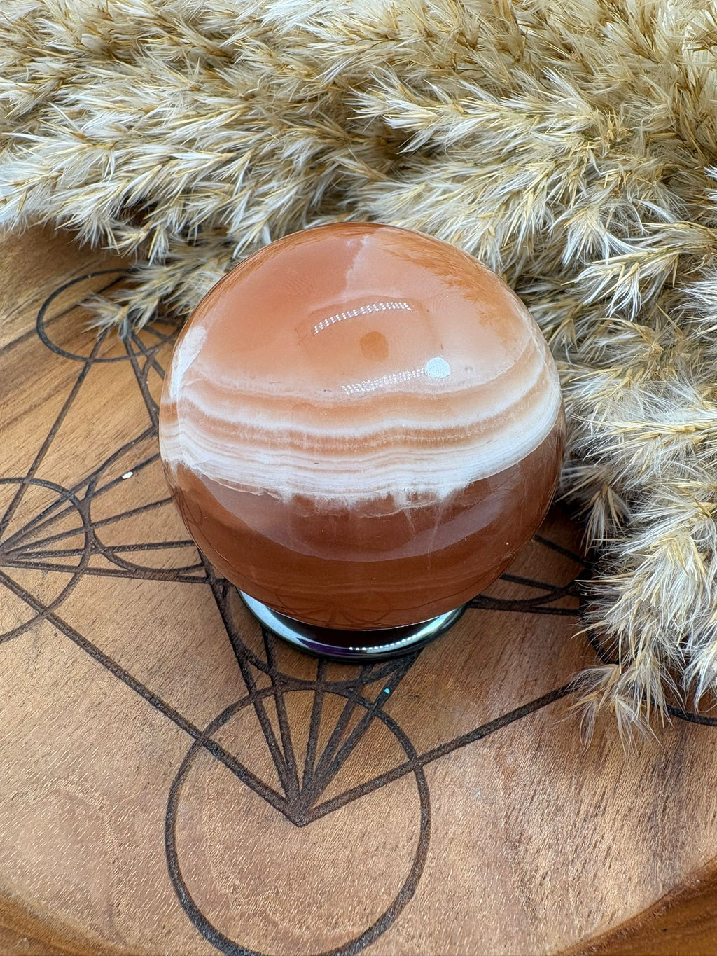 Hermosa esfera de calcita miel natural pulida, con tonos dorados y cálidos característicos de este mineral. Cada pieza presenta vetas y matices únicos formados de manera natural durante millones de años.

La calcita miel es una piedra muy apreciada en el mundo de los minerales por su energía revitalizante y su capacidad para aportar confianza, claridad mental y motivación.