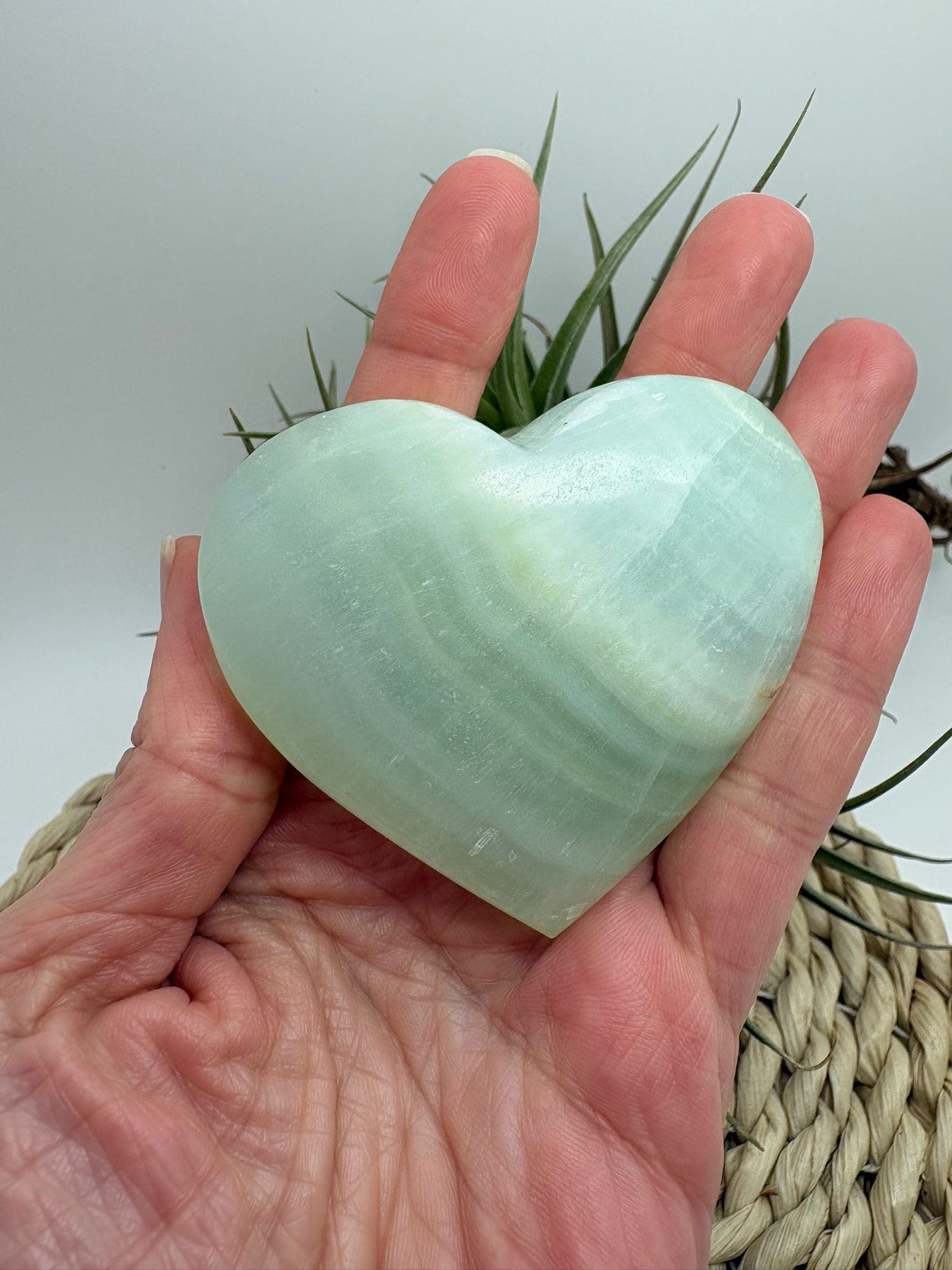 Corazón de calcita pistacho natural con energía suave y renovadora. Ideal para aportar calma, armonía y equilibrio emocional en tu día a día.