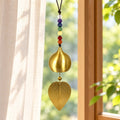 Campana de viento japones.

La campana de viento esta hecha de cobre dorado, acompañada por las bolas de los site chacras.

Esta campana emite un sonido muy dulce, que representa la nota SI.