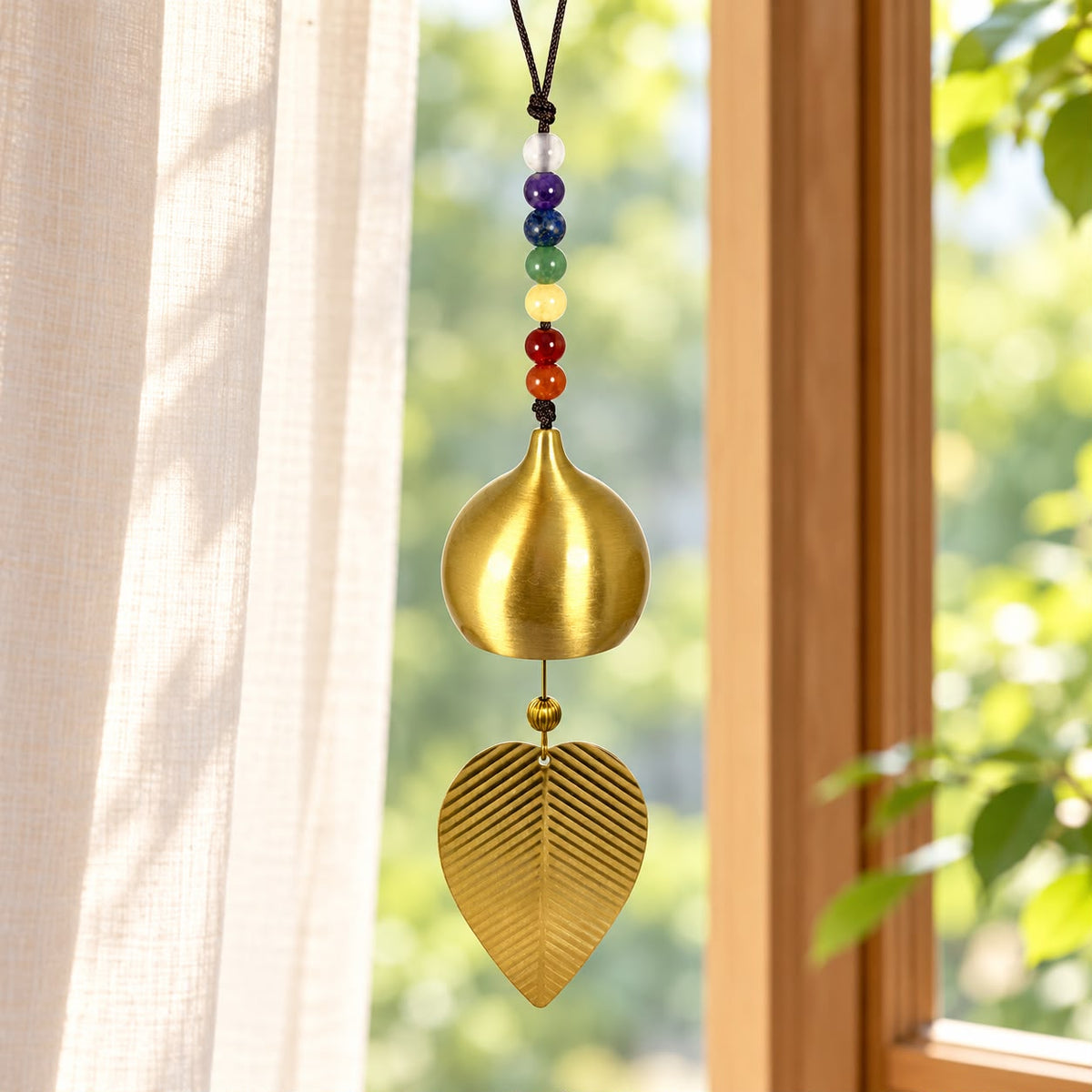 Campana de viento japones.

La campana de viento esta hecha de cobre dorado, acompañada por las bolas de los site chacras.

Esta campana emite un sonido muy dulce, que representa la nota SI.