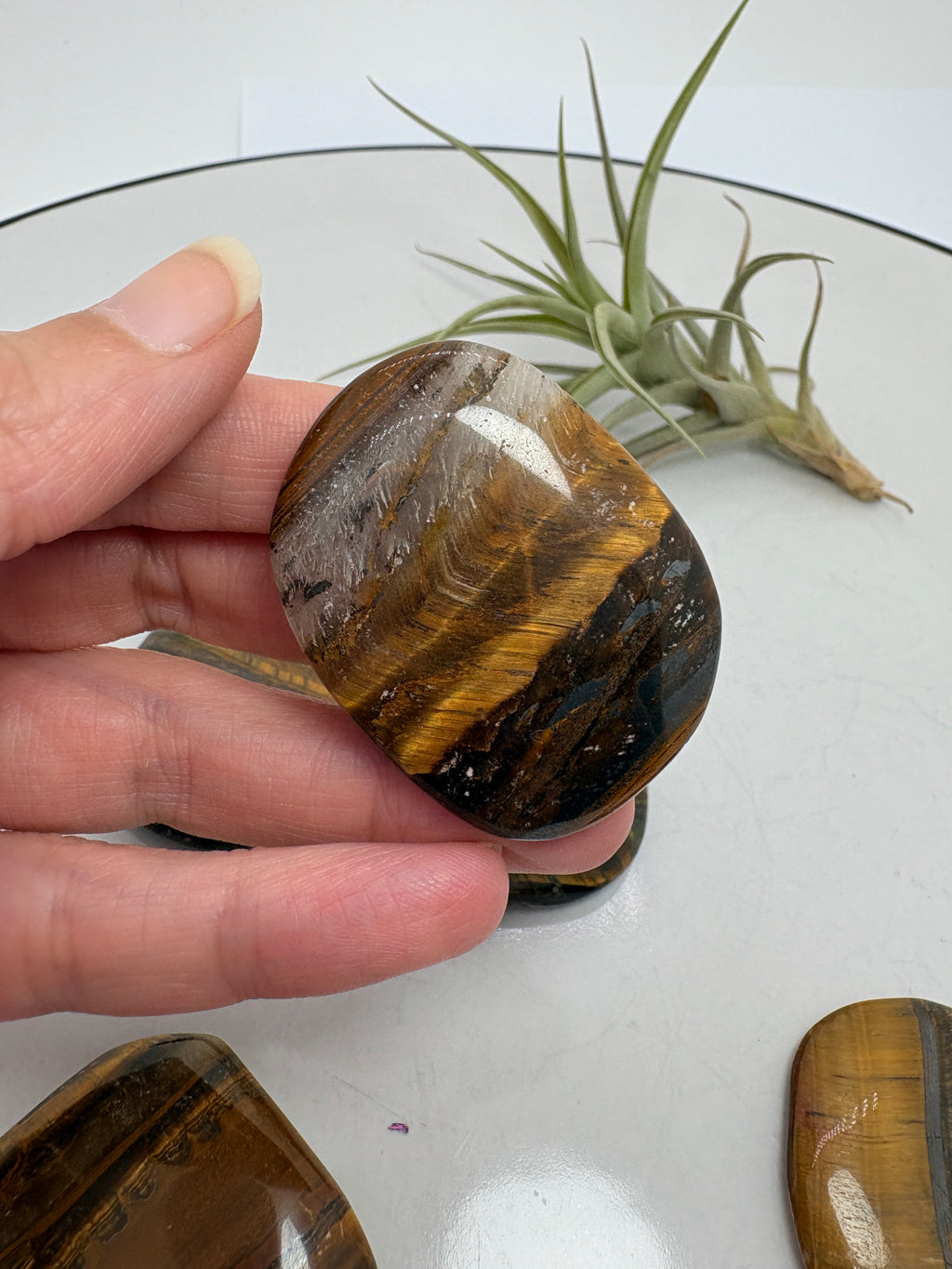Cantos planos de ojo de tigre con preciosos tonos marrones y dorados y reflejos que cambian al moverlos bajo la luz. Su forma aplanada y su acabado pulido resultan muy agradables al tacto, ideales para llevar en el bolsillo o en el bolso y tener siempre cerca tu mineral favorito.
