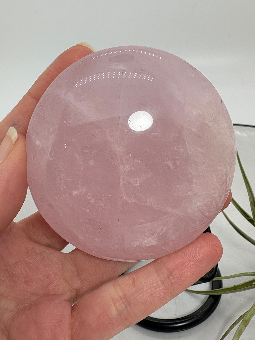 Canto grande de cuarzo rosa de Madagascar, pulido en forma circular. Mide 6,5 cm y pesa 160 g. Pieza única R50. Base no incluida.