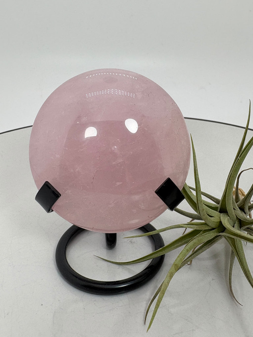 Canto grande de cuarzo rosa de Madagascar, pulido en forma circular. Mide 6,5 cm y pesa 160 g. Pieza única R50. Base no incluida.